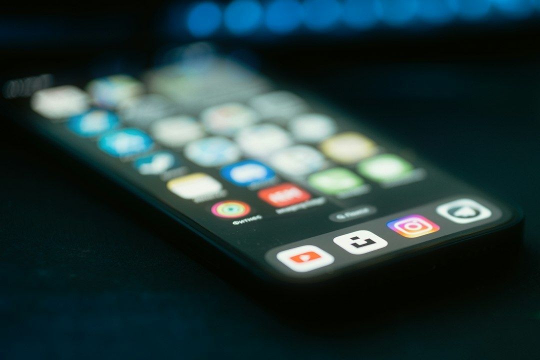 Närbild av en smartphone med flera färgglada appikoner på skärmen